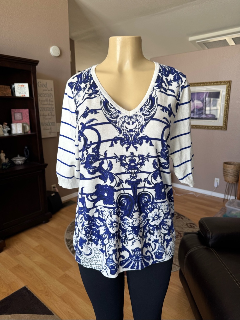 Boutique blue & white floral & striped V-neck lightweight sweater-size XL